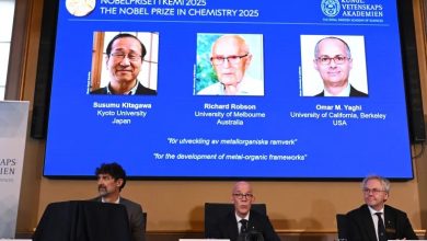 2025 Nobel Kimya Ödülü üç bilim insanına verildi 14 Nobel Kimya Ödülü; Kitagawa, Richard Robson ve Omar Yaghi’ye “metal-organik çerçevelerin geliştirilmesi” alanındaki çalışmaları nedeniyle verildi.