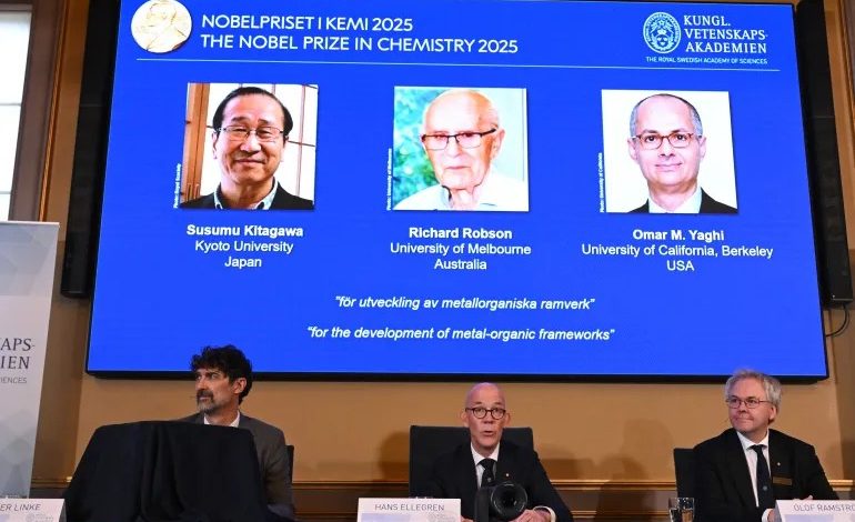2025 Nobel Kimya Ödülü üç bilim insanına verildi 2 Nobel Kimya Ödülü; Kitagawa, Richard Robson ve Omar Yaghi’ye “metal-organik çerçevelerin geliştirilmesi” alanındaki çalışmaları nedeniyle verildi.