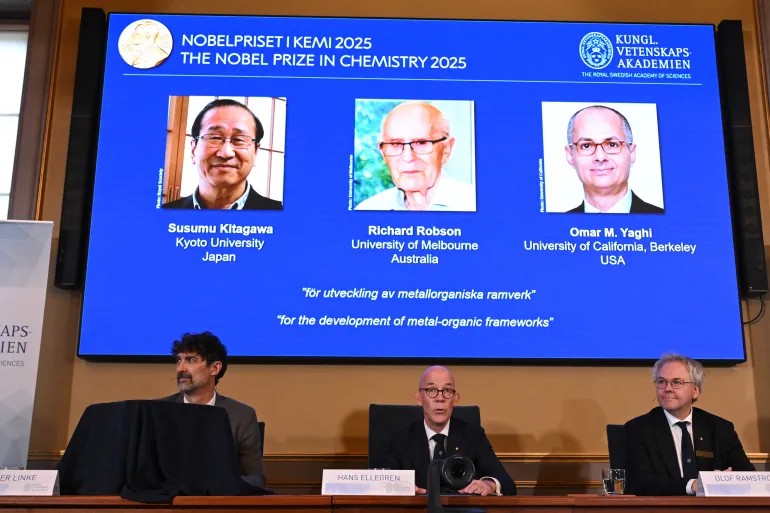 2025 Nobel Kimya Ödülü üç bilim insanına verildi 1 Nobel Kimya Ödülü; Kitagawa, Richard Robson ve Omar Yaghi’ye “metal-organik çerçevelerin geliştirilmesi” alanındaki çalışmaları nedeniyle verildi.
