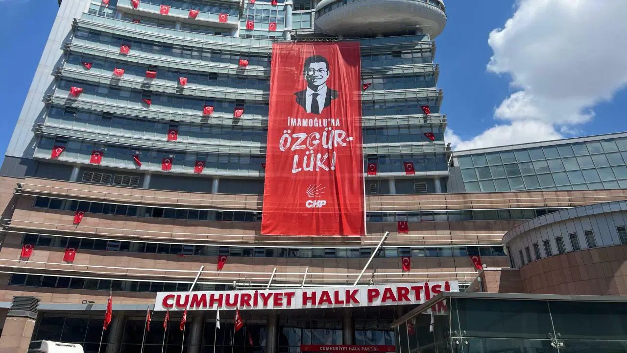 CHP Kurultay davasına ret kararı çıktı 1 CHP'nin 4-5 Kasım 2023'te yapılan 38'inci Olağan Kurultayı ile 6 Nisan 2025'teki 21'inci Olağanüstü Kurultayı'nın iptali istemi ile açılan dava reddedildi