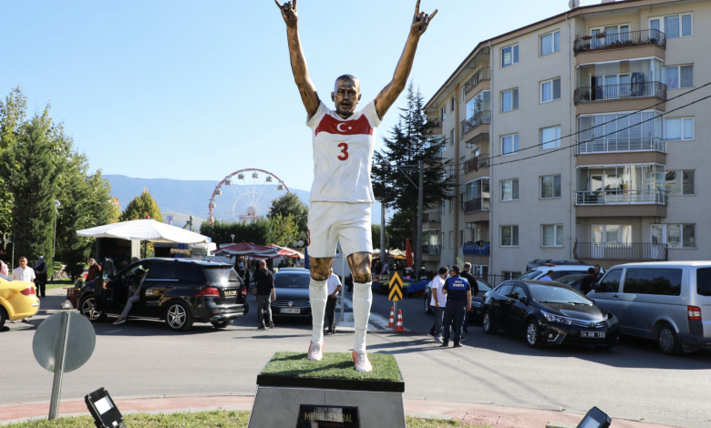 Bolu Belediye Başkanı Tanju Özcan sözünü tuttu. Milli futbolcu Merih Demiral’ın heykelini Bolu’ya dikti.