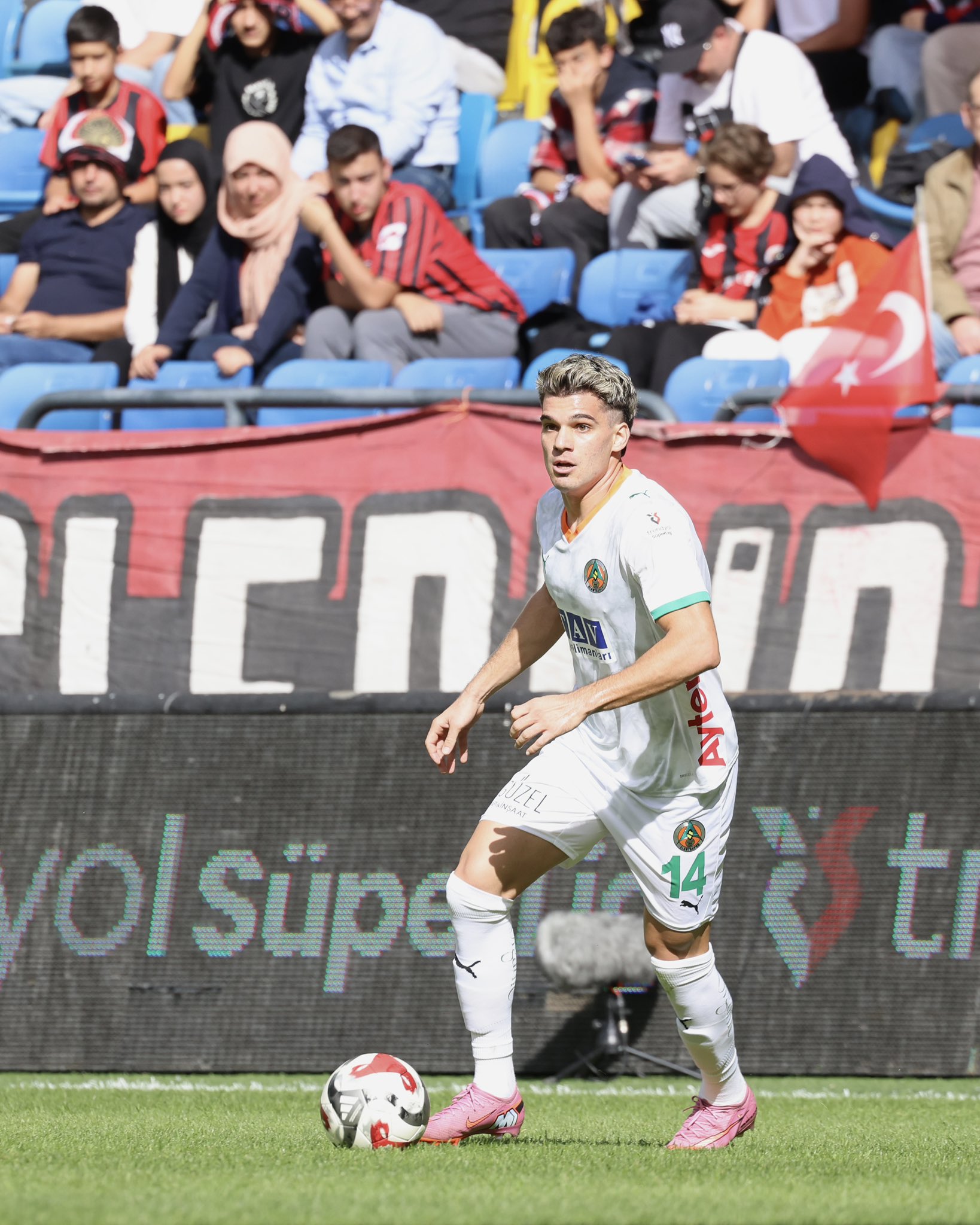 Ianis Hagi babası gibi 1 Alanyasporlu Ianis Hagi, Gençlerbirliği maçında 1 gol, 1 asistle oynayarak Galatasaray efsanesi babası Gheorghe Hagi'yi hatırlattı