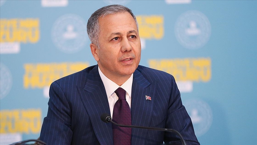 İçişleri Bakanı Ali Yerlikaya: 10 ve 18 yıllık cinayetler JASAT tarafından aydınlatıldı 1 İçişleri Bakanı Ali Yerlikaya, sosyal medya hesabından yaptığı açıklamada, Jandarma Suç Araştırma Timleri’nin (JASAT) iki faili meçhul cinayeti daha çözdüğünü duyurdu.