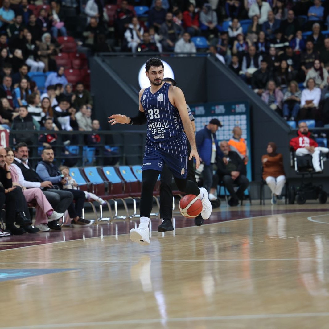 Anadolu Efes çok zorlandı 1 Türkiye Sigorta Basketbol Süper Ligi’nde Anadolu Efes, çok zorlandığı Trabzonspor deplasmanında kazanırken zor anlar yaşadı