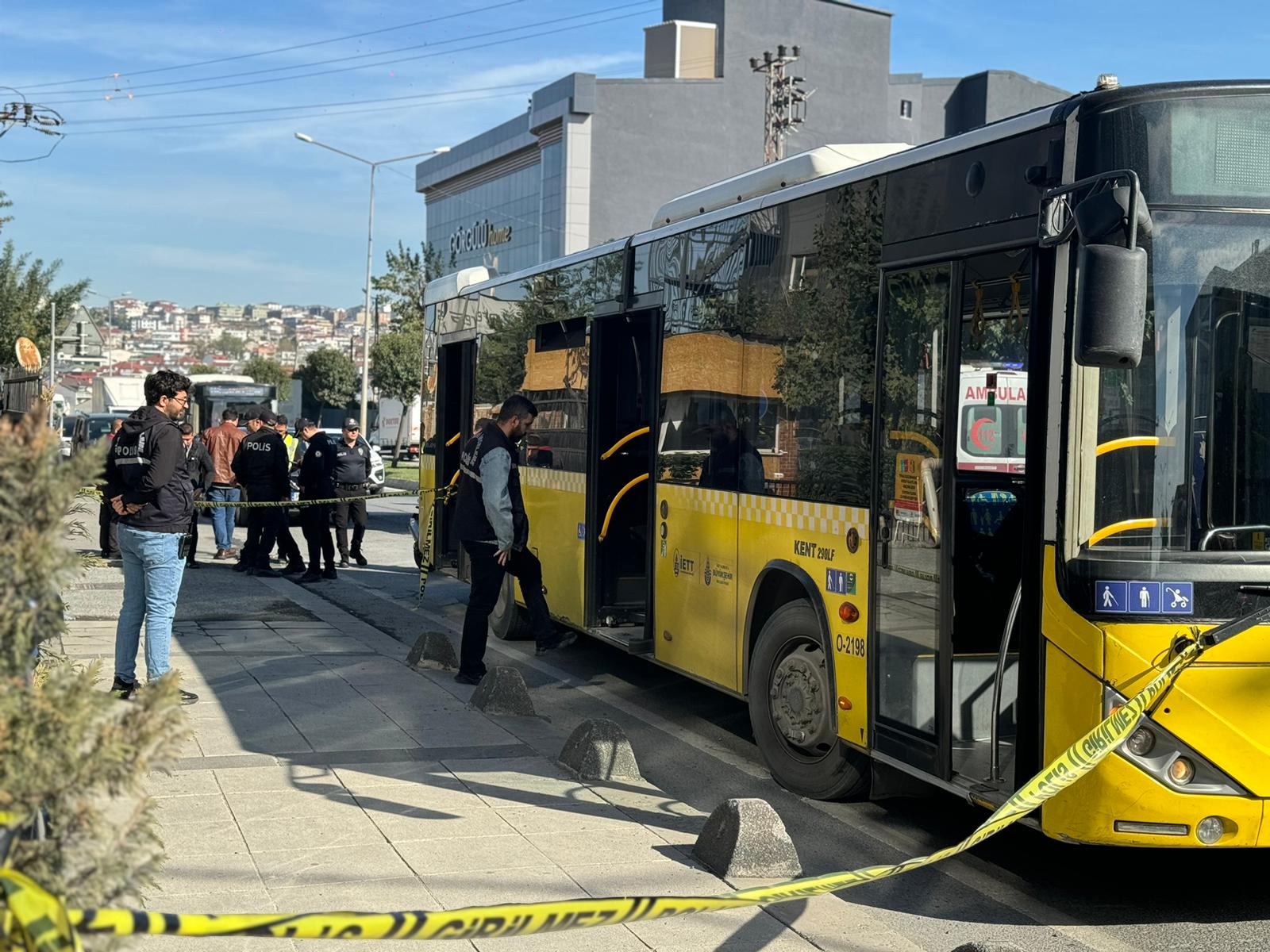 İstanbul’da İETT otobüsünde cinayet 1 İstanbul Arnavutköy'de seyir halindeki İETT otobüsünde çıkan kavgada 1 kişi hayatını kaybetti, şoför ve bir yolcu yaralandı