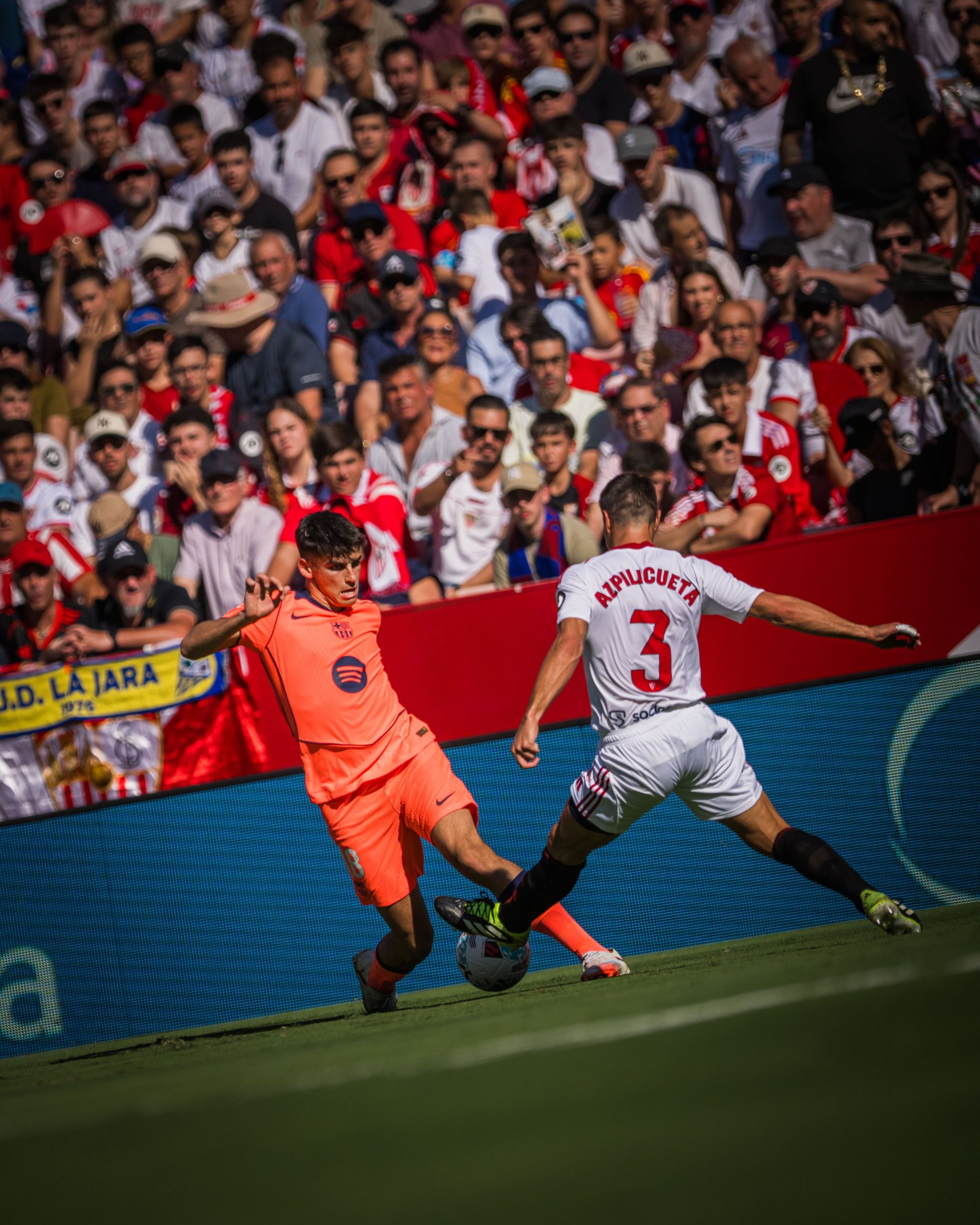Barcelona'yı Lewandowski yaktı 1 İspanya Ligi'nde Barcelona, Lewandowski'nin penaltı kaçırdığı Sevilla karşısında bu sezon ilk yenilgisini aldı ve zirveden düştü