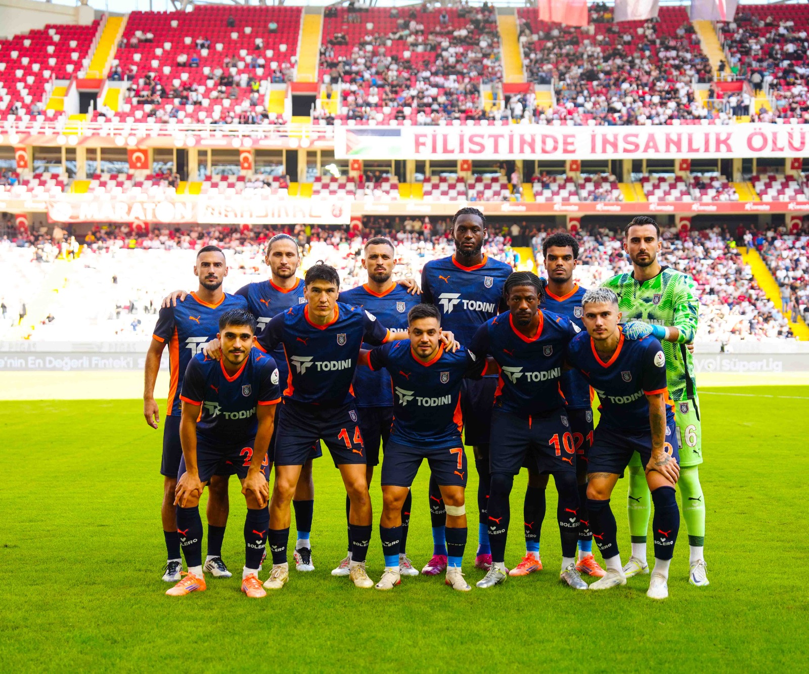 Başakşehir’den altın 3 puan 1 Başakşehir, Trendyol Süper Lig’de Antalyaspor’u deplasmanda 4-0 yenerek bu sezon ikinci galibiyetini aldı