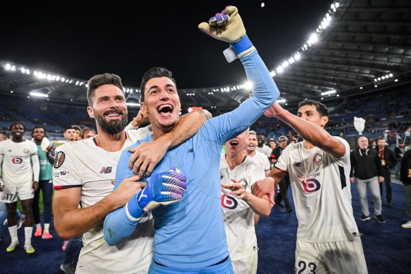 Lille, kalecisi Berke Özer, çok iyi oynadığı Paris Saint Germain karşısında 85. dakikada Ethan Mbappe'nin golüyle 1-1 berabere kaldı