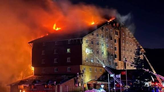 Otel yangınında tarihi karar 1 Bolu Kartalkaya’da 21 Ocak’ta 78 kişinin yaşamını yitirdiği, 137 kişinin yaralandığı Grand Kartal Otel yangını davasında sanıklar ağırlaştırılmış müebbet cezası aldı