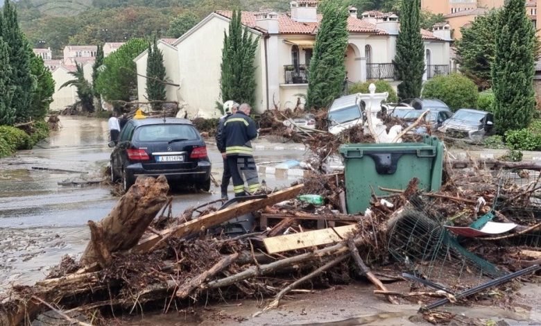 Bulgaristan'da sel felaketi 13 Bulgaristan'ın Burgaz bölgesindeki aşırı yağışlar Slanchev Bryag ve Sveti Vals'ın sular altında kalmasına sebep oldu