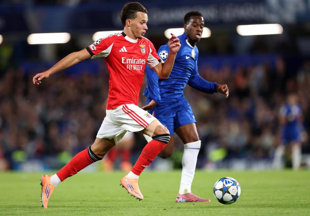 Jose Mourinho tokadı yiyip döndü 1 Şampiyonlar Ligi'nde, teknik direktör Jose Mourinho'nun çalıştırdığı Benfica, Chelsea'ye 1-0 yenilerek ikide sıfır çekti.