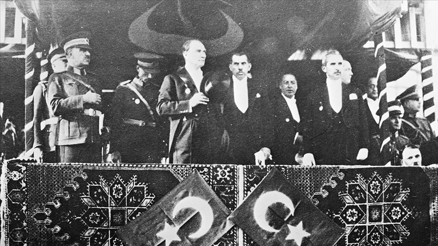 29 Ekim 1923’te Cumhuriyet’in ilanıyla birlikte, “Egemenlik kayıtsız, şartsız milletindir” ilkesi devlet yönetiminde yerini aldı.