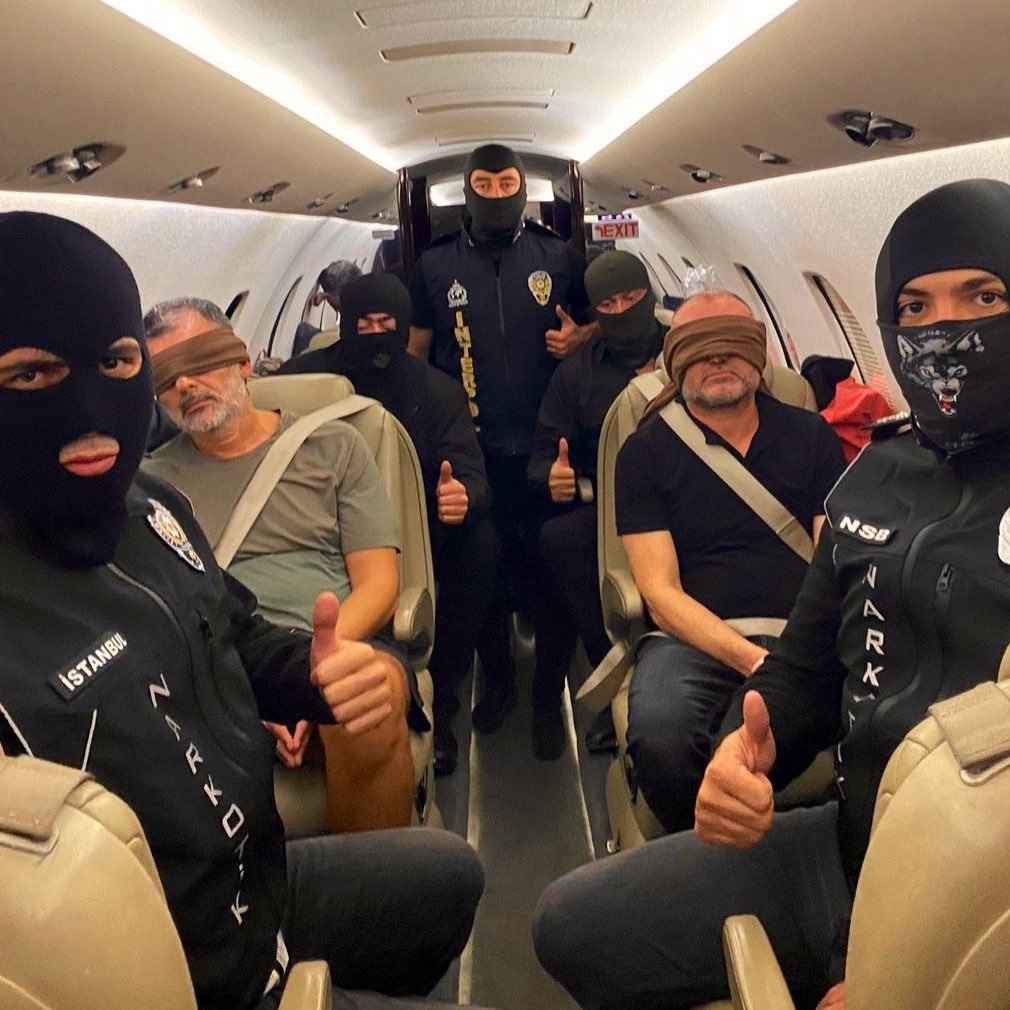 'Don Vito', Türkiye'ye iade edildi 1 Kırmızı bültenle aranan 'Don Vito' lakaplı uyuşturucu baronu Abdullah Alp Üstün, Birleşik Arap Emirlikleri'nde yakalanarak Türkiye'ye iade edildi