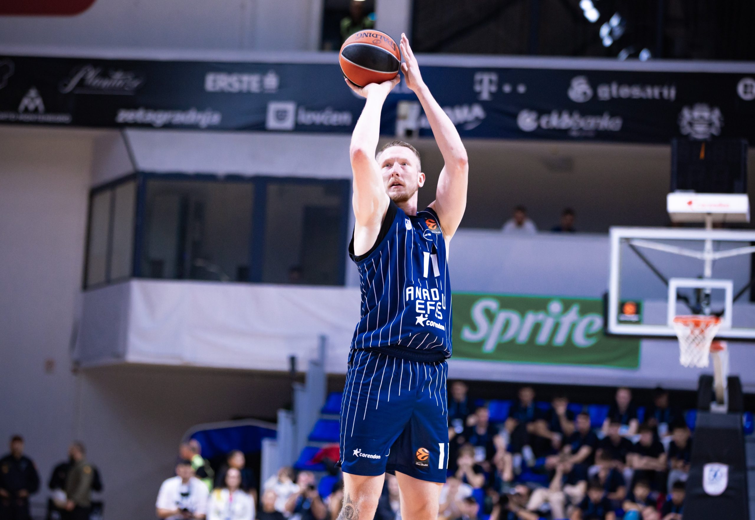 Anadolu Efes'ten hediye! 1 Anadolu Efes, EuroLeague'de ilk yarısını 46-35 önde tamamladığı İsrail'den Hapoel Tel Aviv'e yenilmekten kurtulamadı