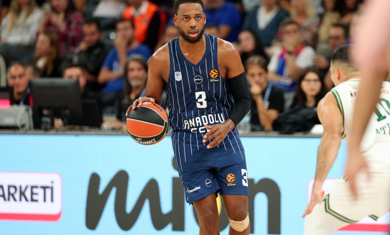 Anadolu Efes müthiş döndü 15 Anadolu Efes, ilk çeyreğini 34-25 geride bitirdiği karşılaşmada Karşıyaka’yı deplasmanda yenerek Türkiye Sigorta Basketbol Süper Ligi’nde 4’te 4 yaptı