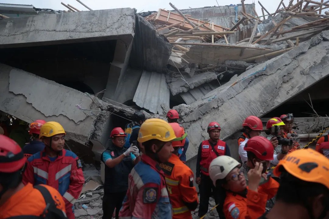 Endonezya’da okul faciası: Yıkılan binanın enkazında 59 kişi kayıp