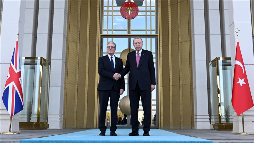 Cumhurbaşkanı Erdoğan ve Starmer bir araya geldi: Türkiye 44 Eurofighter alacak 1 Cumhurbaşkanı Recep Tayyip Erdoğan, İngiltere Başbakanı Keir Starmer’i Ankara’da resmi törenle karşıladı.