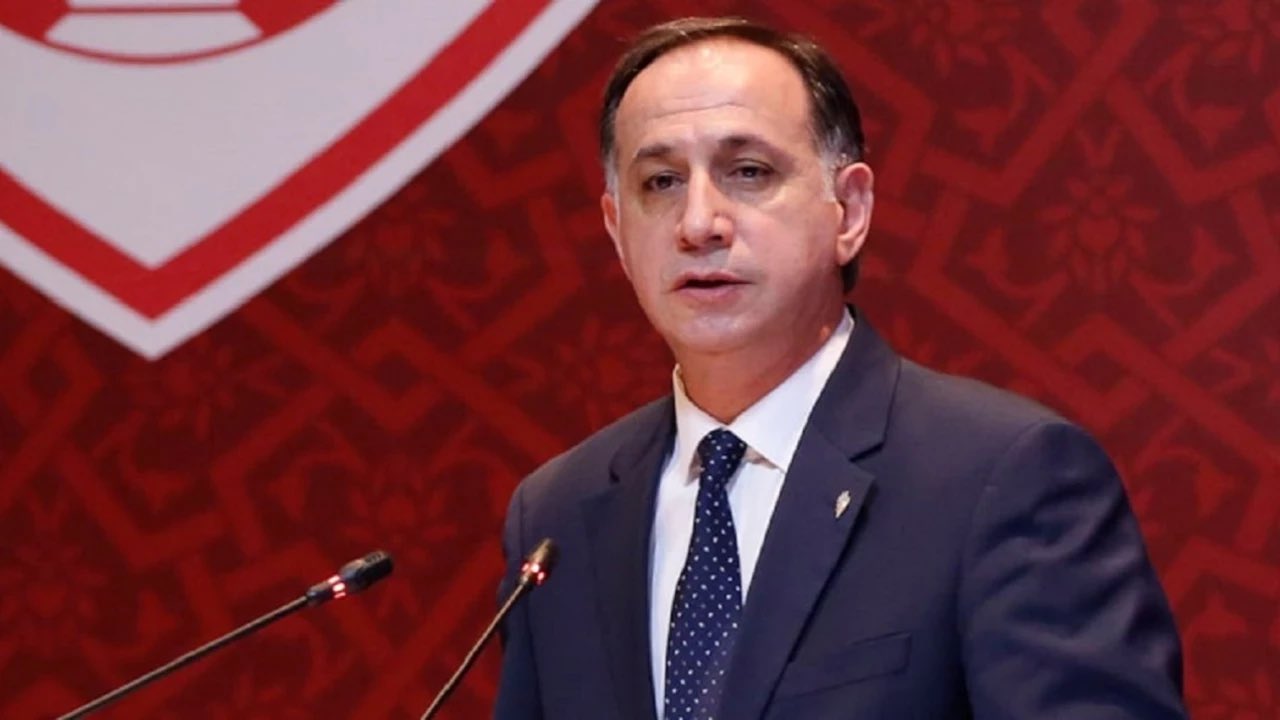 Ferhat Gündoğdu'ya suç duyurusu 1 Adı açıklanmayan bir Süper Lig hakemi, Merkez Hakem Kurulu Başkanı Ferhat Gündoğdu hakkında İstanbul Cumhuriyet Başsavcılığı'na suç duyurusunda bulundu