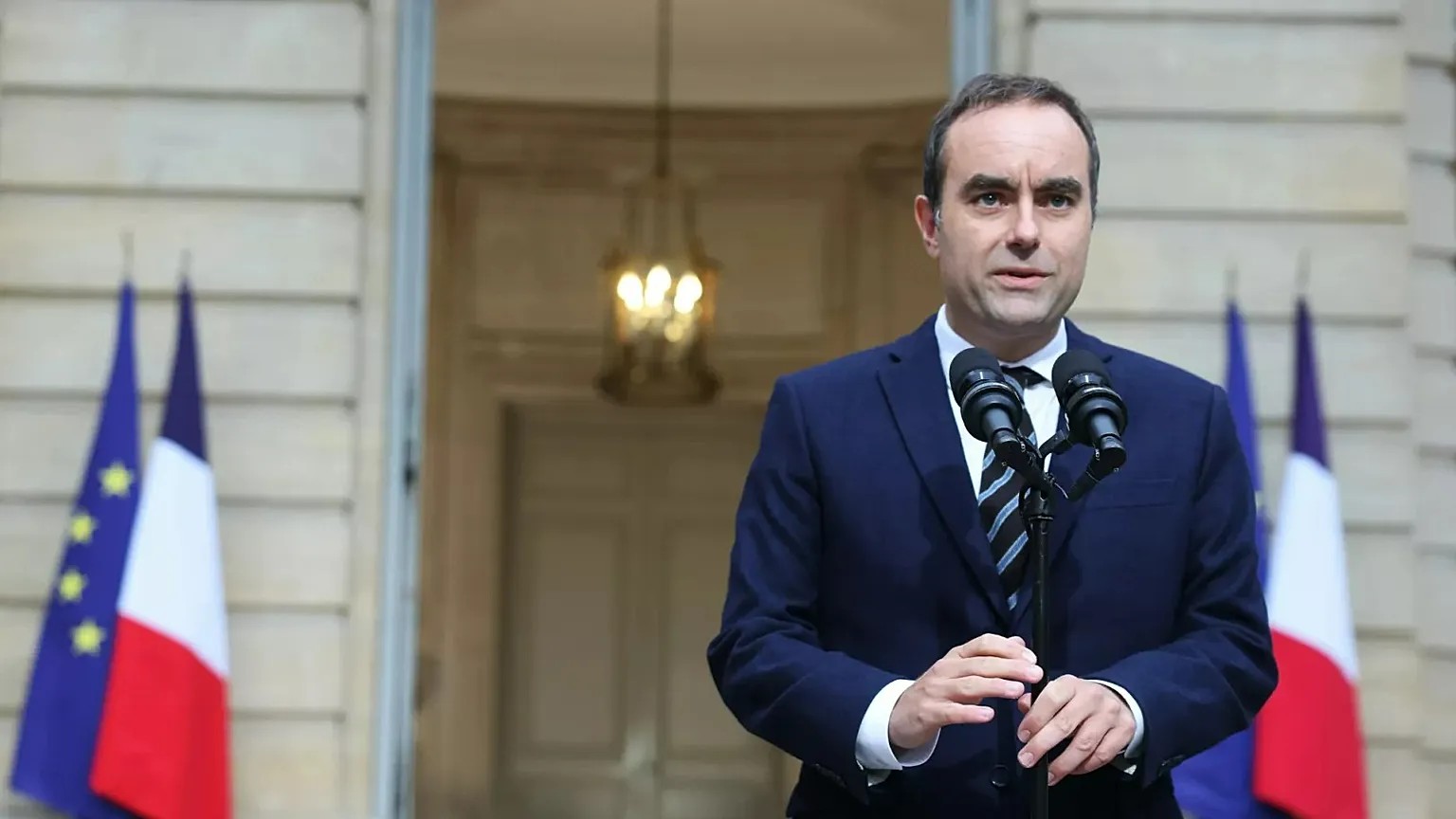 Fransa’da hükümet krizi büyüyor: Lecornu istifa etti, gözler Macron’da 1 Göreve atandıktan yalnızca birkaç hafta sonra istifa eden Fransa Başbakanı Sébastien Lecornu, ülkedeki siyasi çıkmazı daha da derinleştirdi.