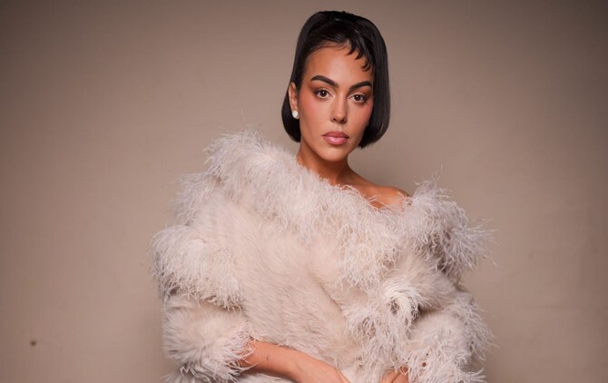 Georgina Rodríguez’in beyaz takımına hamilelik iddiası 1 Cristiano Ronaldo’nun nişanlısı Georgina Rodríguez, Paris Moda Haftası’ndaki beyaz kombiniyle dikkat çekti.
