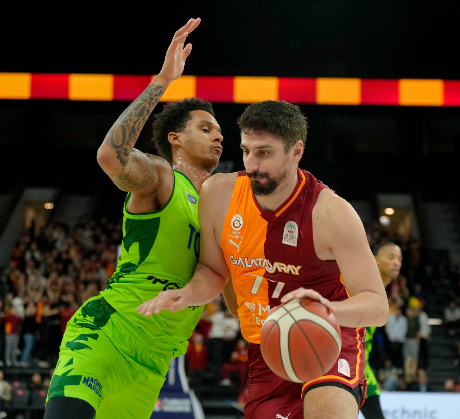 Galatasaray'dan Tofaş'a ders 1 Galatasaray, Türkiye Sigorta Basketbol Süper Ligi'nde ilk hafta Fenerbahçe'yi yenen Tofaş'ı evine eli boş gönderdi