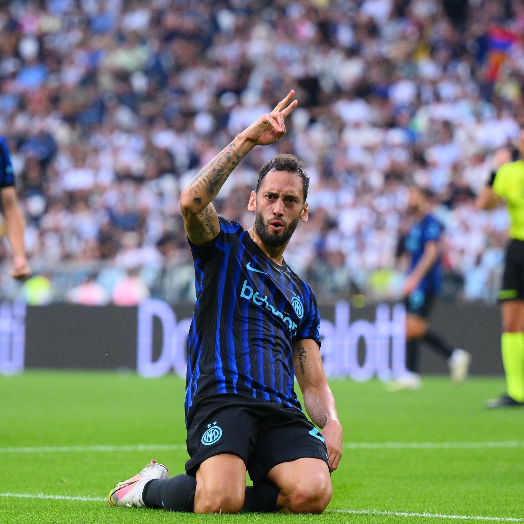 Galatasaray, Hakan Çalhanoğlu için kararlı 1 Galatasaray, yaz transfer döneminde Fenerbahçe'nin de gündemine gelen Hakan Çalhanoğlu'nu transfer etmek istiyor