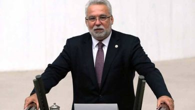 Eski AKP milletvekili Hüseyin Kocabıyık gözaltına alındı 7 AKP’de milletvekilliği yaptığı dönemde ve sonrasında parti yönetimine yönelik eleştirileriyle dikkat çeken Hüseyin Kocabıyık, “cumhurbaşkanına hakaret” suçlamasıyla gözaltına alındı.