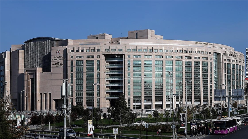 İstanbul’da 3,6 milyar liralık yasa dışı bahis operasyonu: 15 gözaltı 1 İstanbul Cumhuriyet Başsavcılığı, yasa dışı bahis iddiasına ilişkin 3 milyar 665 milyon lira para transferi yaptığı belirlenen 15 kişi gözaltına alındı...