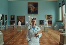 Modern hayatın stresine karşı İsveç, çığır açan bir çözüm geliştirdi. “The Swedish Prescription” adlı yeni girişimle, doktorlar hastalarına ilaç yerine İsveç tatili reçete ediyor.