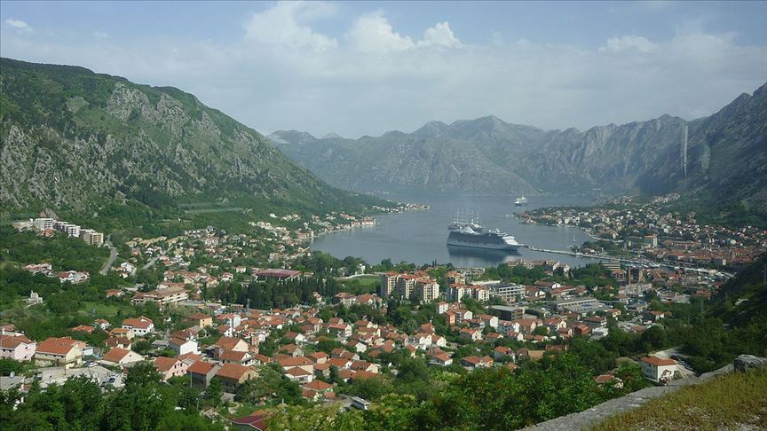 Karadağ, Türk vatandaşlarına vizesiz seyahati askıya alıyor 1 Karadağ Başbakanı Milojko Spajic, Türk vatandaşlarına yönelik vizesiz seyahat uygulamasının geçici olarak durdurulacağını açıkladı.