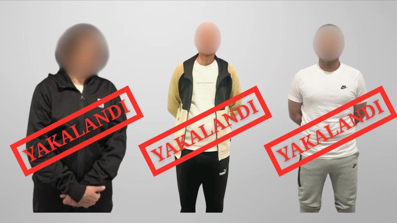 Kırmızı bültenle aranan üç isim Türkiye’ye iade edildi 1 İçişleri Bakanı Ali Yerlikaya, kırmızı bültenle aranan R.R., T.B. ve Y.E.A.’nın Almanya, Karadağ ve Kazakistan’dan Türkiye’ye getirildiğini açıkladı.