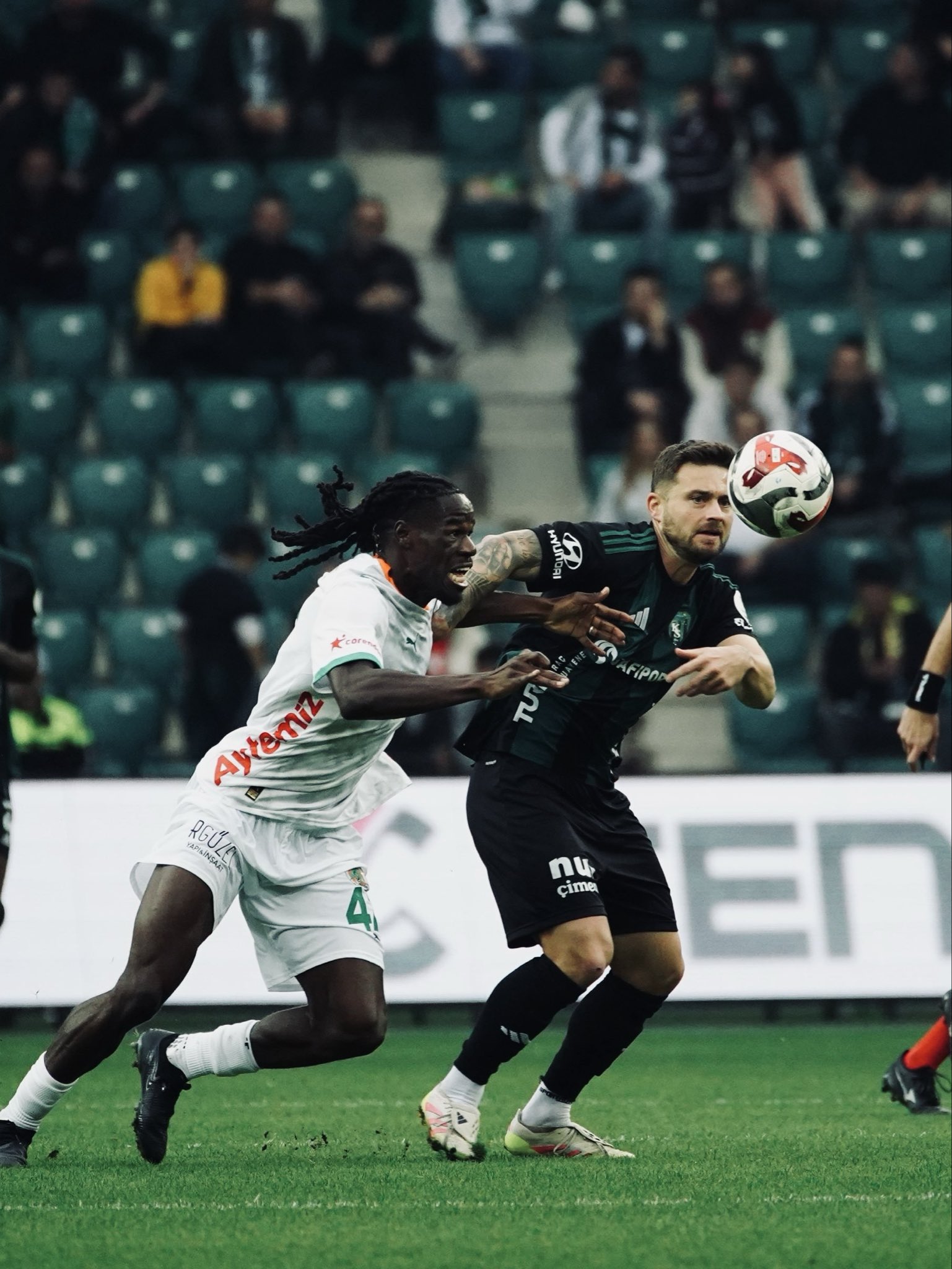 Kocaelispor seriye bağladı 1 Trendyol Süper Lig'de ilk 7 haftada kazanamayan Kocaelispor, Alanyaspor'u Tayfur Bingöl'ün harika golüyle yenerek 3'te 3 yaptı