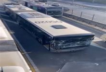 Küçükçekmece Sefaköy durağı yakınlarında aynı yönde ilerleyen iki metrobüsün çarpışması sonucu bir yolcu yaralandı.