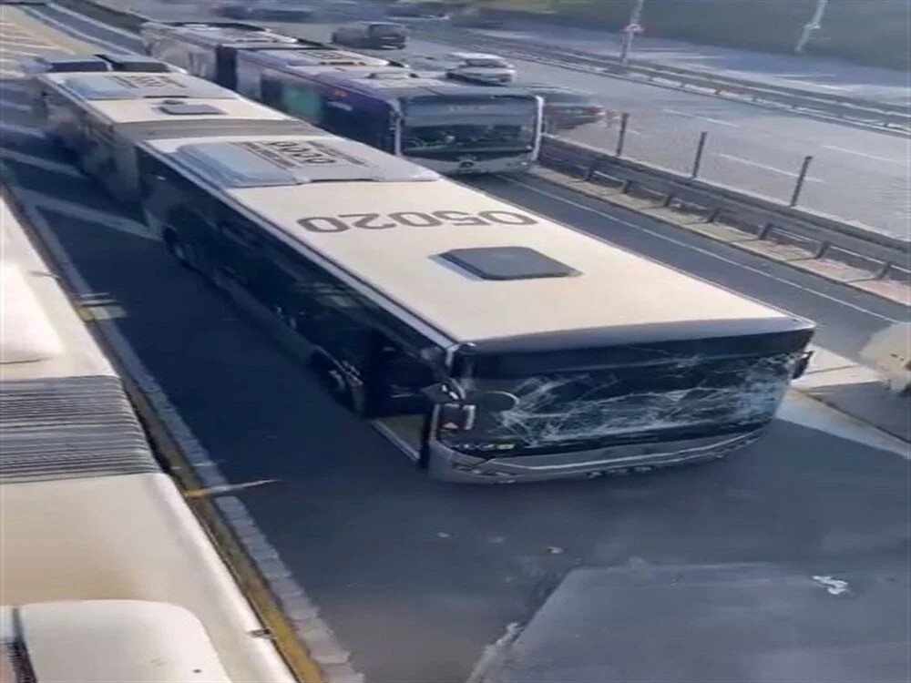 Küçükçekmece’de iki metrobüs çarpıştı: 1 yaralı 1 Küçükçekmece Sefaköy durağı yakınlarında aynı yönde ilerleyen iki metrobüsün çarpışması sonucu bir yolcu yaralandı.