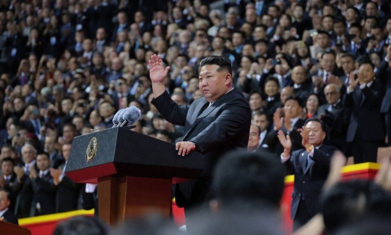 Kuzey Kore’den 80. yıl gövde gösterisi 11 Kuzey Kore, iktidardaki Kore İşçi Partisi’nin 80’inci kuruluş yıl dönümünü başkent Pyongyang’daki görkemli bir askeri geçit töreniyle kutladı.