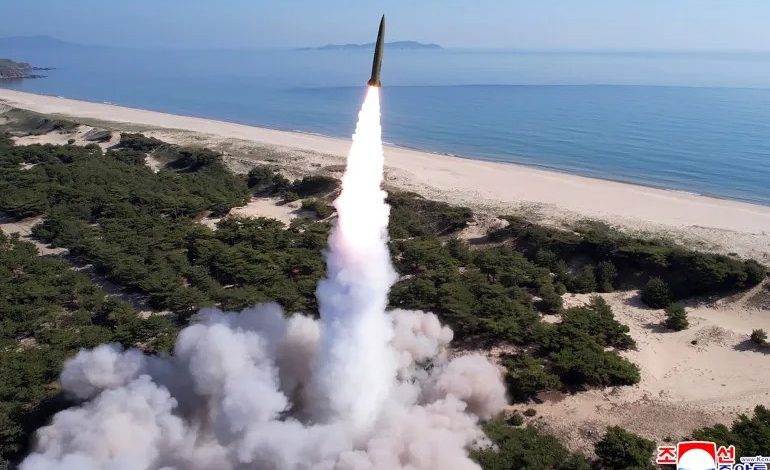 Kuzey Kore, “son teknoloji bir silah sistemi” geliştirdiğini duyurarak, iki hipersonik füzenin hedefi başarıyla vurduğunu açıkladı.