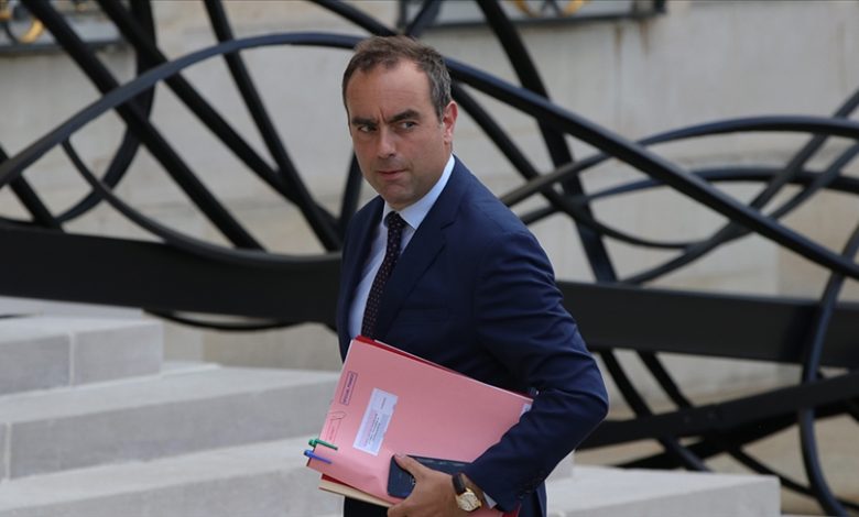 Lecornu: Fransa’yı sarsan siyasi krize son verilmelidir 10 Fransa’da Cumhurbaşkanı Emmanuel Macron’un yeni hükümeti kurmakla yeniden görevlendirdiği Başbakan Sebastien Lecornu, görevi kabul ettiğini açıkladı.