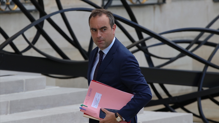 Lecornu: Fransa’yı sarsan siyasi krize son verilmelidir 1 Fransa’da Cumhurbaşkanı Emmanuel Macron’un yeni hükümeti kurmakla yeniden görevlendirdiği Başbakan Sebastien Lecornu, görevi kabul ettiğini açıkladı.