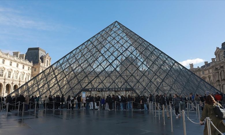 louvre muzesi yeniden acildi