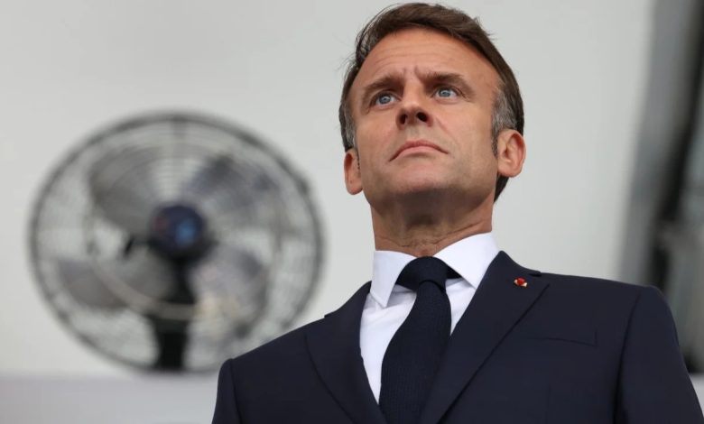 Fransa Cumhurbaşkanı Emmanuel Macron, Louvre Müzesi’nde 9 parçalık tarihi mücevher koleksiyonunun çalınmasının ardından “Eserleri bulacağız ve failler adalete teslim edilecek” dedi.