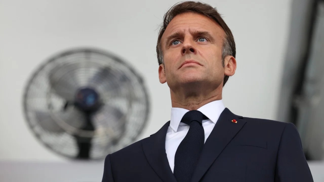 Louvre Müzesi’nde mücevher soygunu: Macron’dan kararlılık mesajı 1 Fransa Cumhurbaşkanı Emmanuel Macron, Louvre Müzesi’nde 9 parçalık tarihi mücevher koleksiyonunun çalınmasının ardından “Eserleri bulacağız ve failler adalete teslim edilecek” dedi.