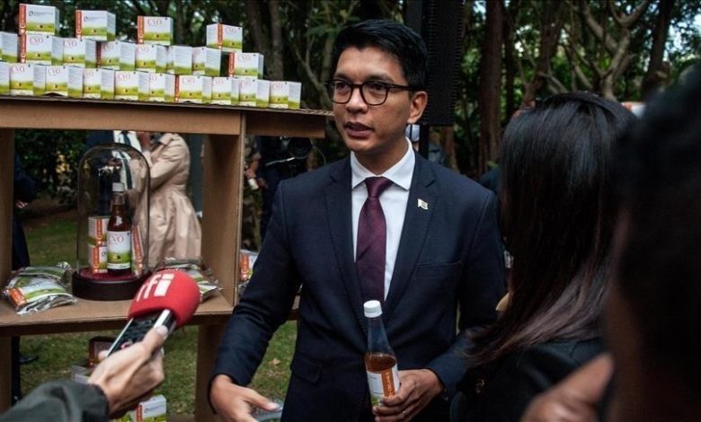 Madagaskar’da artan protestoların ardından Cumhurbaşkanı Andry Rajoelina, halka seslenmesi beklenen canlı yayın öncesi bir Fransa askeri uçağıyla ülkeden ayrıldı.
