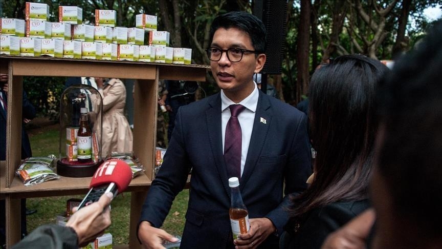 Madagaskar’da gerilim! Cumhurbaşkanı ülkeyi terk etti 1 Madagaskar’da artan protestoların ardından Cumhurbaşkanı Andry Rajoelina, halka seslenmesi beklenen canlı yayın öncesi bir Fransa askeri uçağıyla ülkeden ayrıldı.