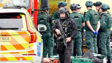 İngiltere'nin Manchester kentindeki bir sinagoga saldırıda iki kişi hayatını kaybederken saldırgan polis tarafından öldürüldü