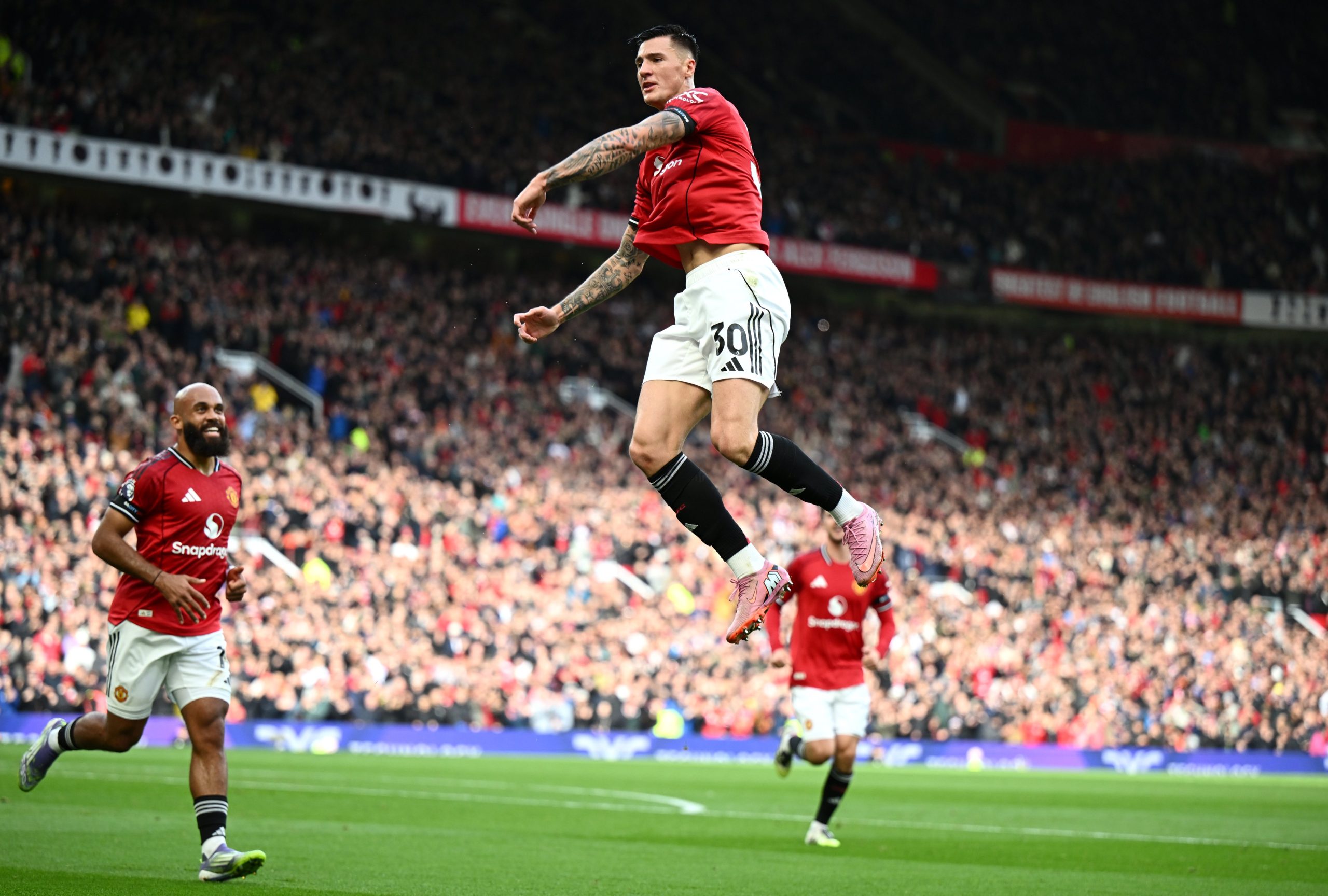 Manchester United nefes aldı 1 Manchester United, Sunderland'i yenerek İngiltere Premier Lig'de 7. maçında 3. kez kazandı. Altay Bayındır bu kez yedek kulübesinde oturdu