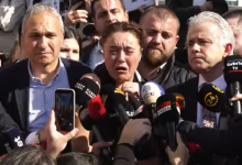 Mahkeme heyeti, Ahmet Minguzzi’yi bıçaklayan ve tekmeleyen iki sanığa 24 yıl hapis cezası, diğer iki sanık hakkında beraat ve tahliye kararı verdi