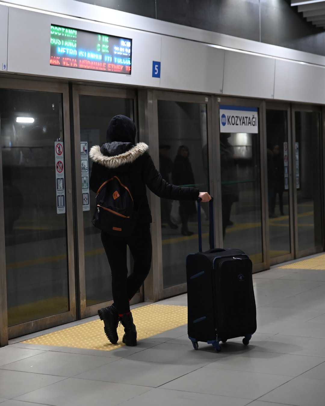 Metro İstanbul'da valiz düzenlemesi 1 Metro İstanbul, 30 kilogramdan ağır, 120×60×50 santimetreden büyük boyutlardaki valizlerin artık istasyon ve araçlara alınmayacağını açıkladı