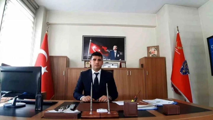 Mudurnu İlçe Emniyet Müdürü tutuklandı 1 Bolu’nun Mudurnu ilçesinde görev yapan İlçe Emniyet Müdürü H.T., eşiyle tartıştıktan sonra darp iddiasıyla gözaltına alındı. H.T., çıkarıldığı mahkemece tutuklanarak cezaevine gönderildi.