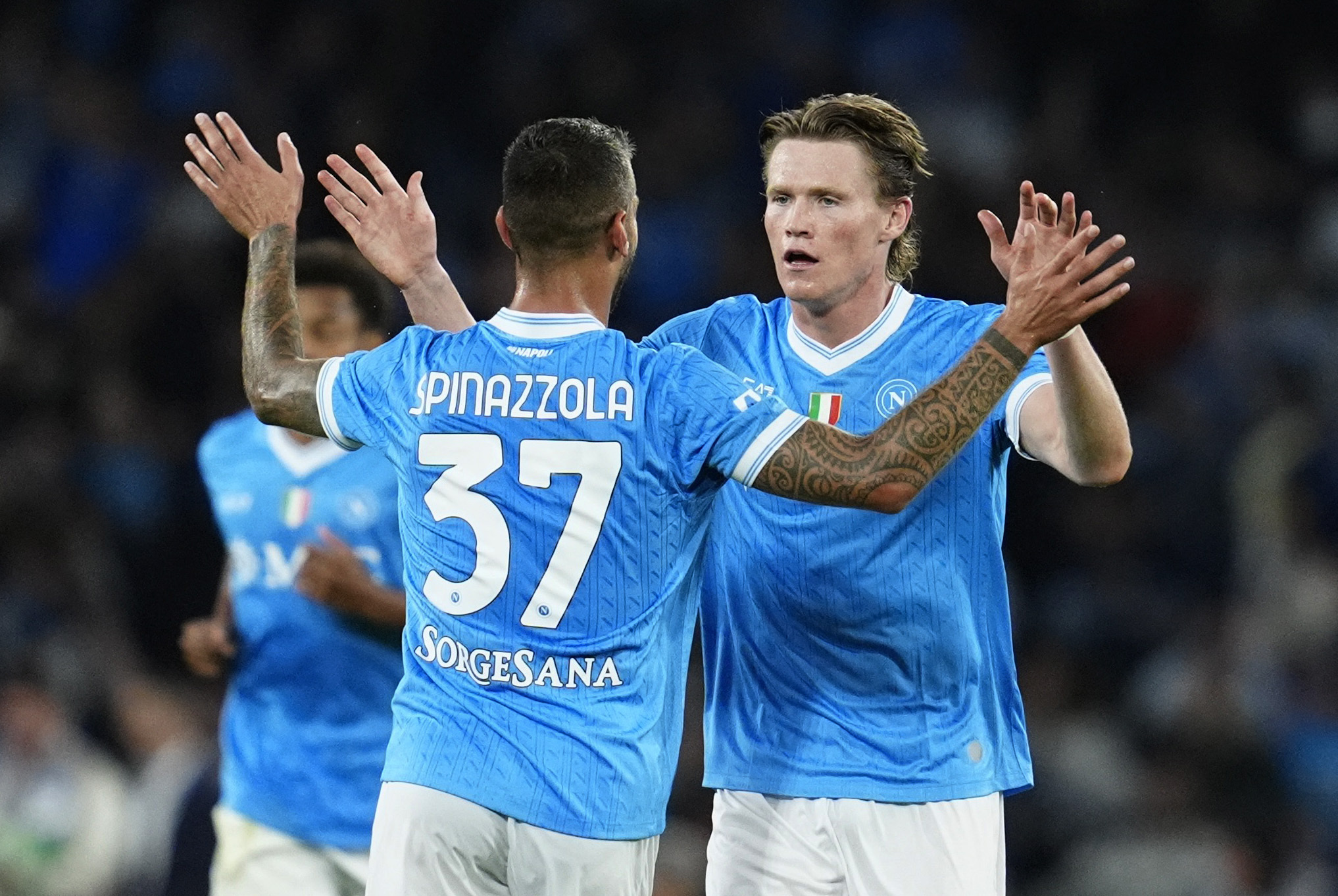 Napoli, Inter’i dağıttı 1 İtalya Ligi’nde son şampiyon Napoli, Inter’i 3-1 yenerek zirveyi tamamen karıştırdı
