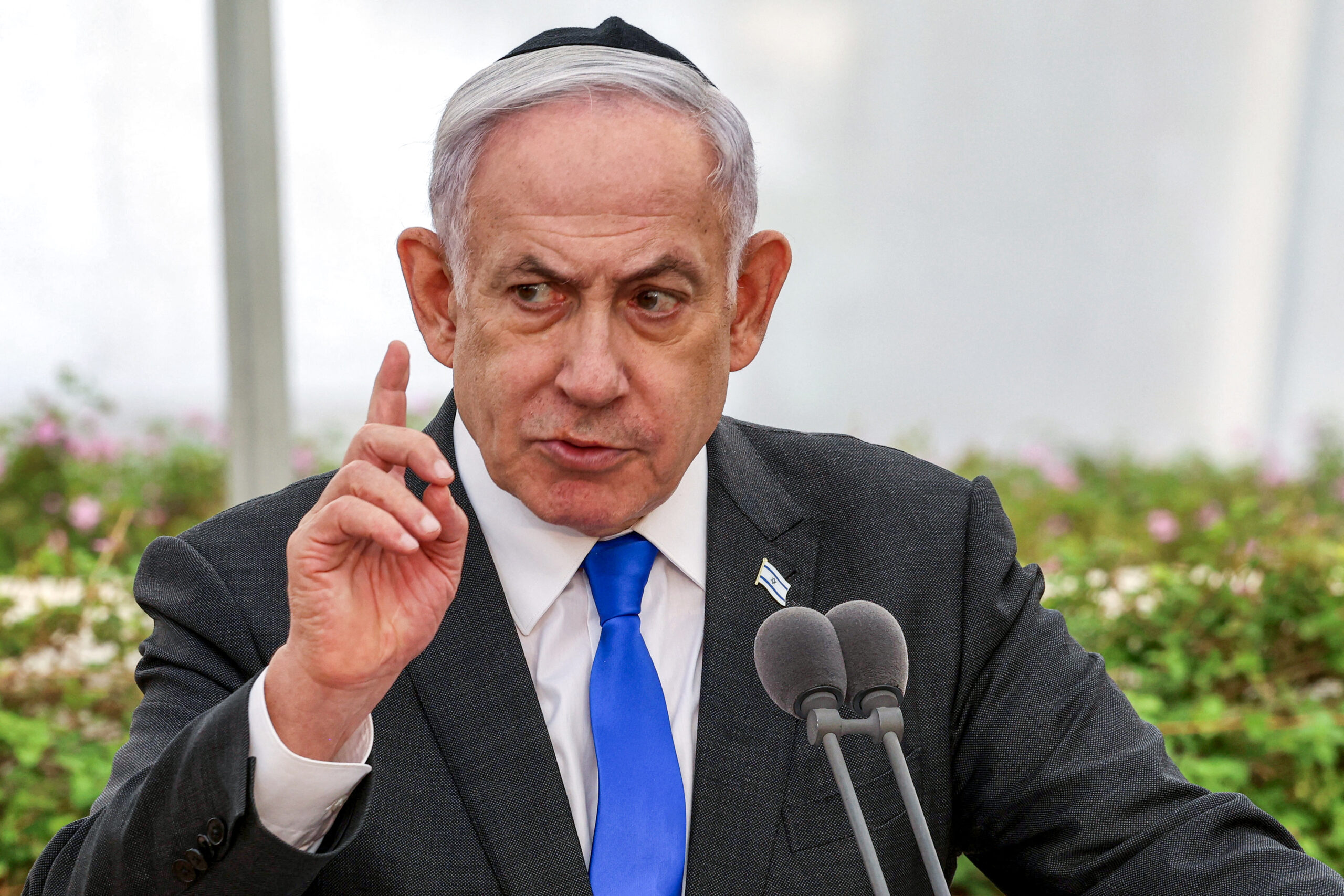 Netanyahu’dan ateşkes ve rehine mesajı 1 İsrail Başbakanı Binyamin Netanyahu, ABD Başkanı Donald Trump’ın Gazze’de ateşkes planının henüz kesinleşmediğini ancak rehinelerin dönüşü konusunda umutlu olduklarını açıkladı.